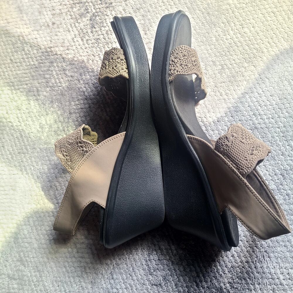 Skechers Women’s Size 8 Taupe Knit Comfort Slides Sandals - Picture 4 of 5